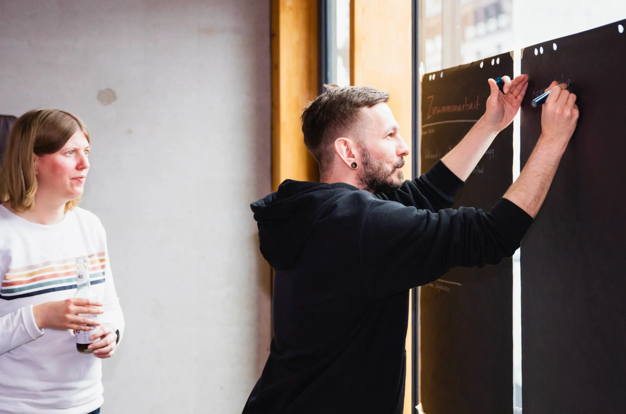 Entwickler und UX-Designerin von mindmatters analysieren gemeinsam Potenziale für Softwareentwicklung im Workshop