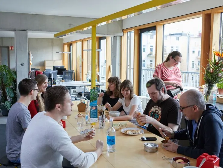 Bild von Mitarbeiter*innen beim Mittagessen
