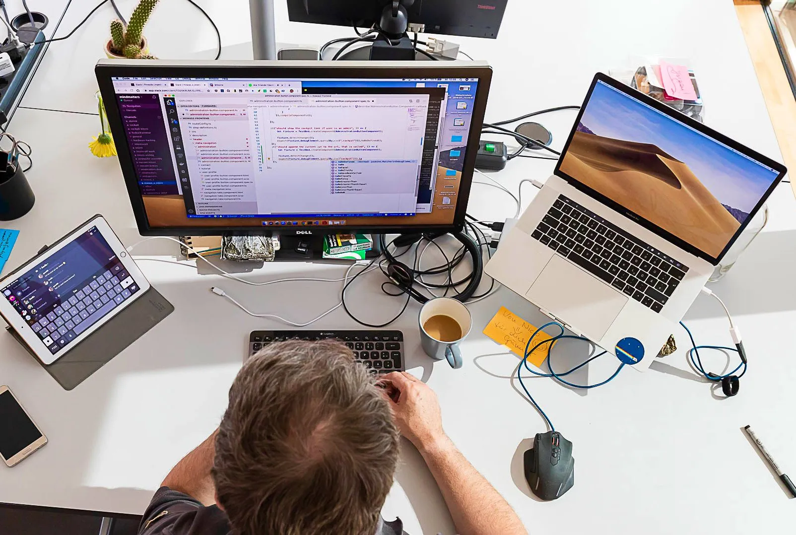 Softwareentwickler bei der Arbeit an einem digitalen Prototypen auf Monitor und iPad im Rahmen eines Innovationsprojekts