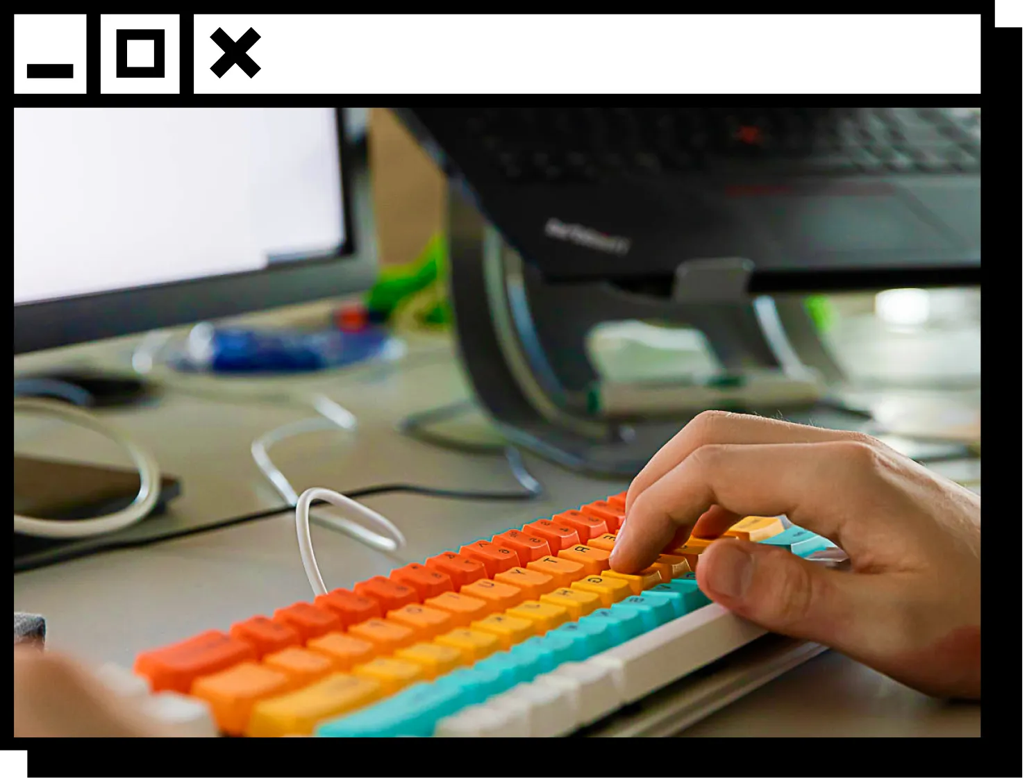 Bunte Tastatur am Arbeitsplatz eines Entwicklers – Sinnbild für individuelle Softwareentwicklung im Agenturalltag