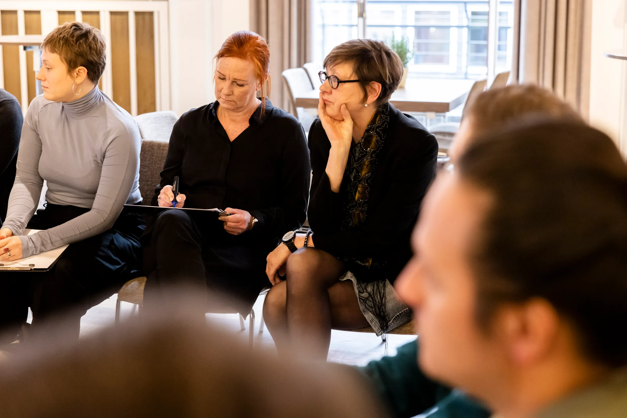 Workshop bei mindmatters: Team hört aufmerksam Stakeholder-Perspektiven zu