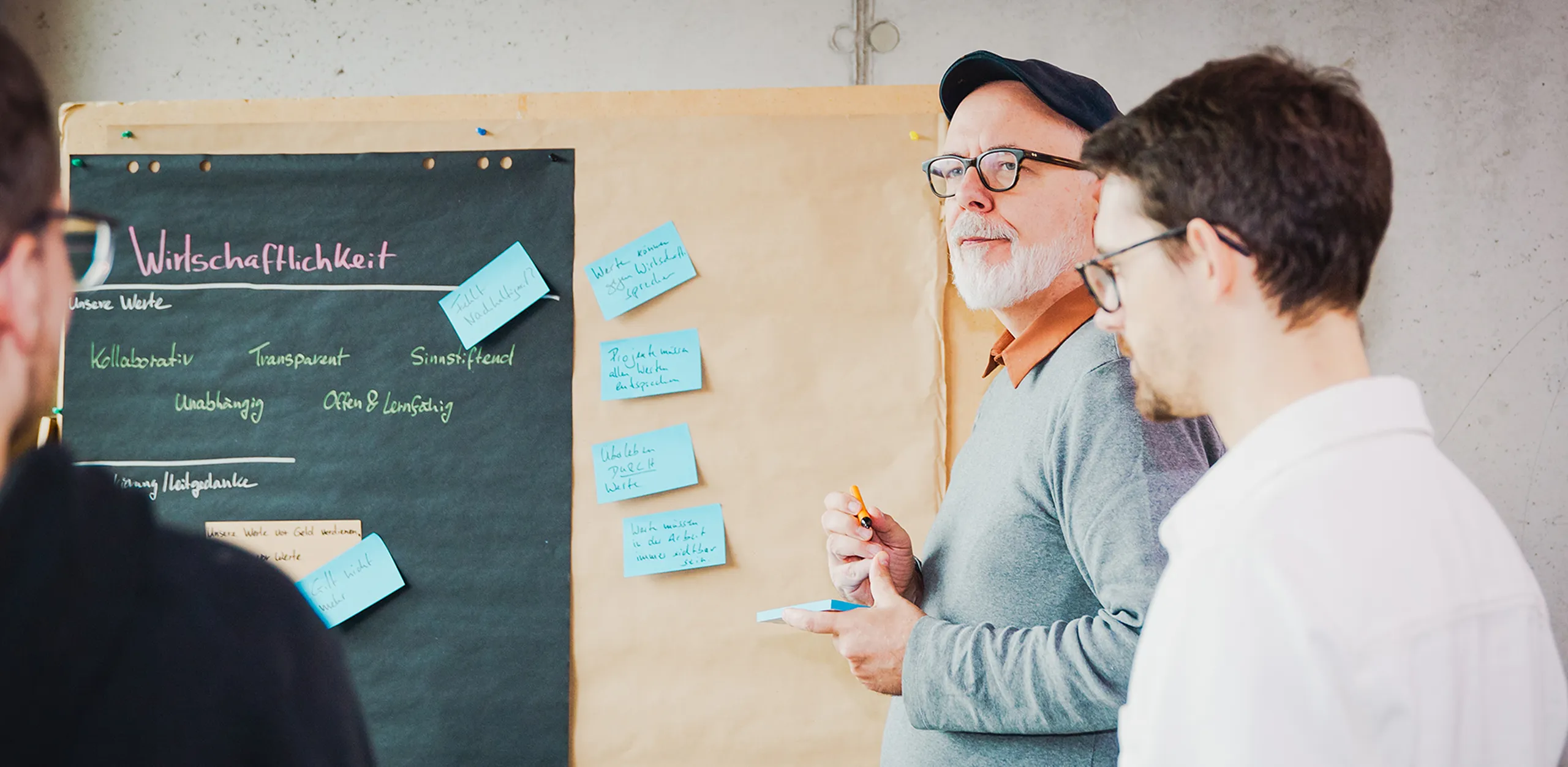mindmatters Team beobachtet Nutzer im Use Lab beim Testen digitaler Produkte