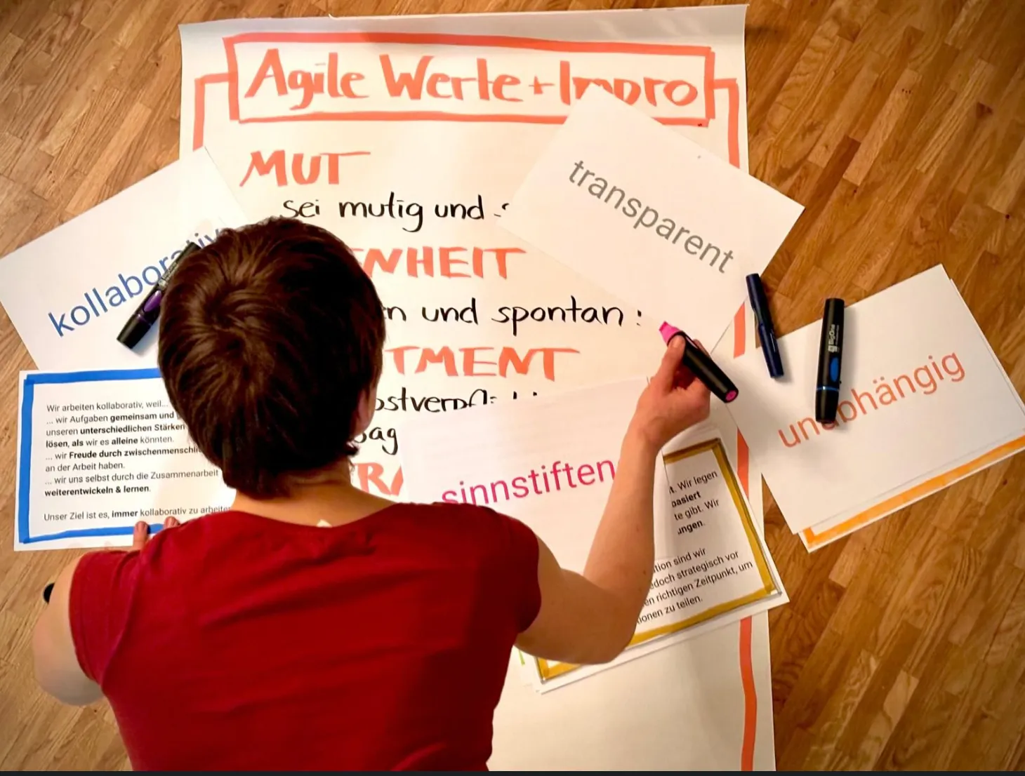Moderatorin bei Mindmatters visualisiert Arbeitswerte – Organisationsentwicklung im Workshop